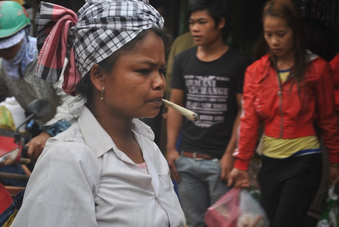 Những người phụ nữ ở Minh Hóa coi chuyện hút thuốc như thế này là rất "bình thường"